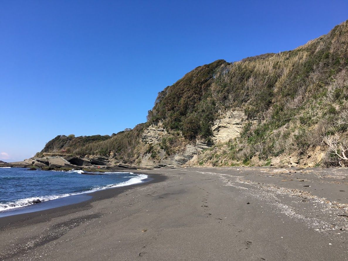 タイマイ浜と地層の見える崖
